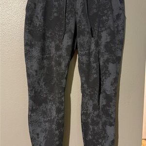 Men's Lululemon Black and Grey Patterned Jogger Sweatpants